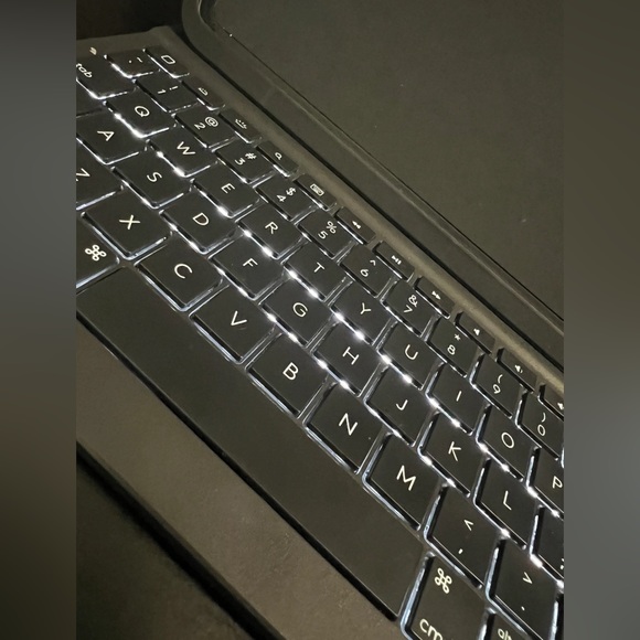 Logitech Bluetooth Keyboard Case for iPad Pro 11-inch - Picture 6 of 10